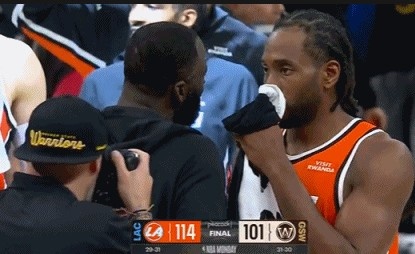 爱奇艺体育平台-场下是朋友！赛后小卡&amp;加兰分别与追梦拥抱聊天 小卡还与库里交谈